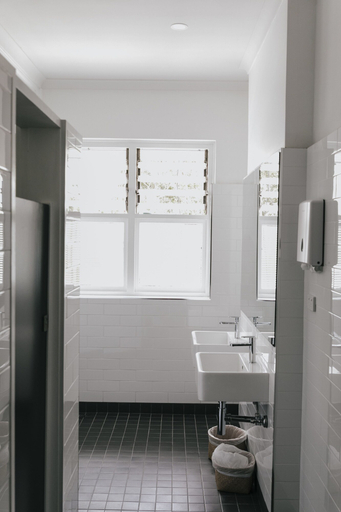 Bathroom 4, General Roberts Hotel, Newcastle - Throsby