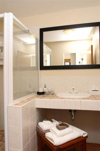Bathroom 3, Dolphin Dunes Guest House, Eden