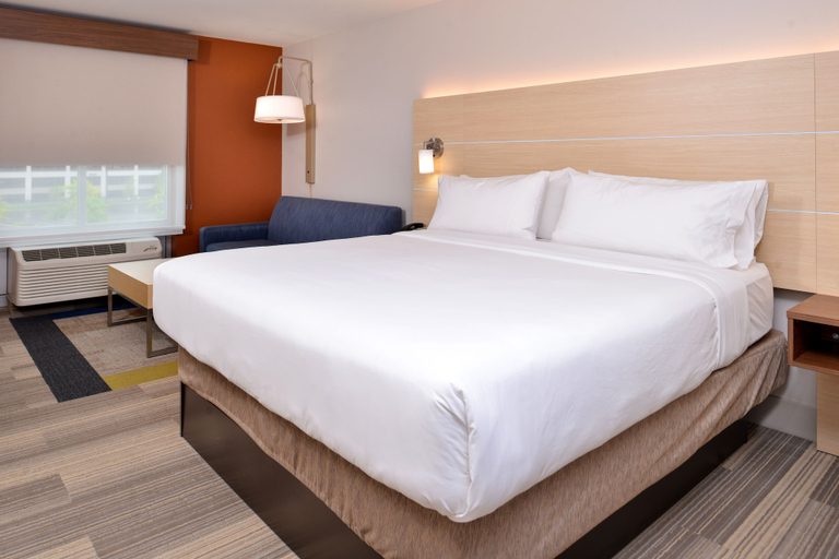 Bedroom 4, Holiday Inn Express & Suites CINCINNATI - MASON by IHG, Warren