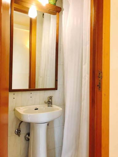 Bathroom 4, Room Economy, Bari
