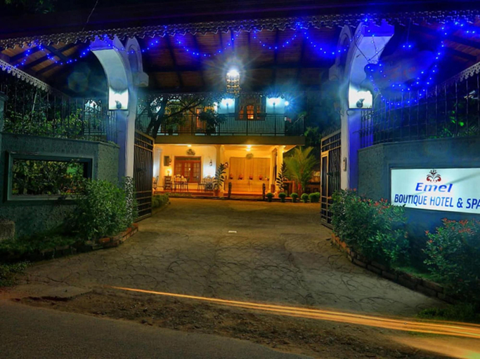 Exterior & Views