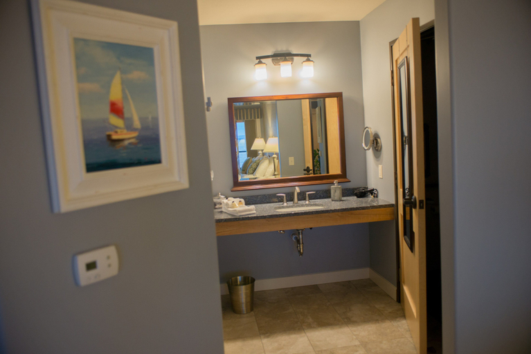 Bathroom 4, Blue Wave Inn, Lake Superior