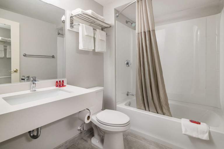 Bathroom 4, SureStay by Best Western Lewiston Auburn Area, Androscoggin