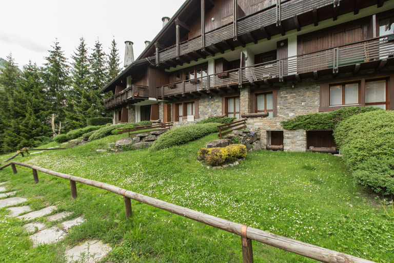 Garden, JOIVY Charming Style Flat Courmayeur Plangorret, Aosta