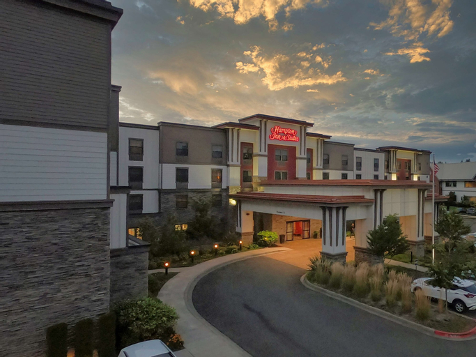 Hampton Inn & Suites DuPont, Pierce