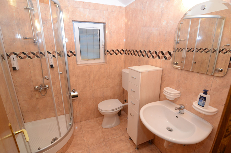 Bathroom 4, Maritimo Apartments