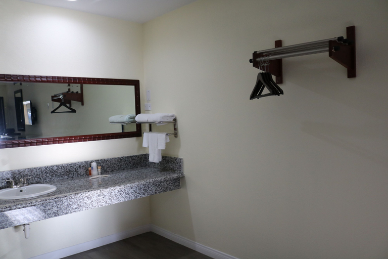 Bathroom 3, Valli Hi Motel, San Diego