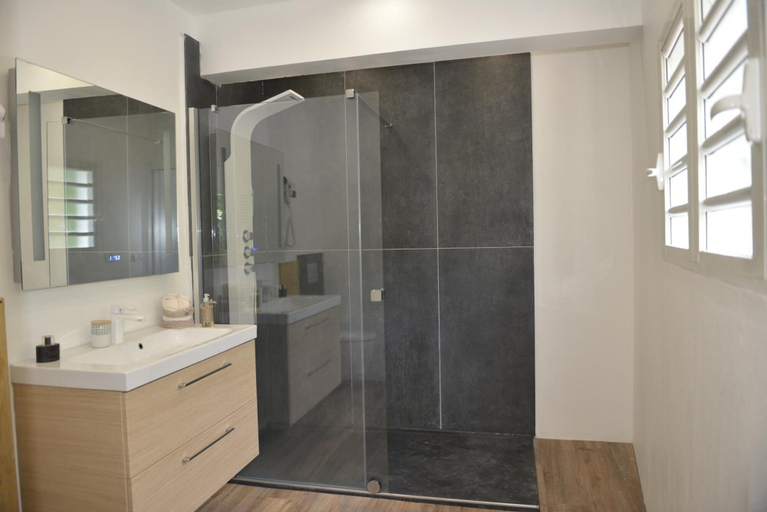 Bathroom 5, Villa Des Remparts, Sainte-Marie
