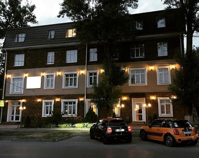 Exterior & Views