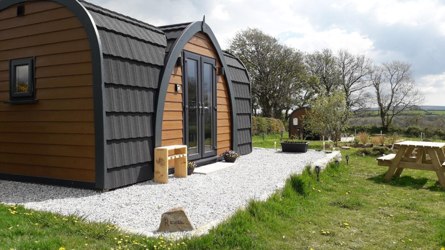 Exterior & Views 2, Rowan - Luxury Eco Pod at Trewithen Farm Glamping, Cornwall