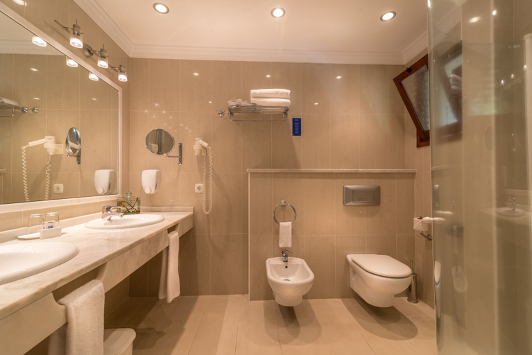 Bathroom 5, Sentido Galosol, Santa Cruz