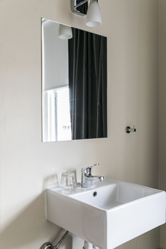 Bathroom 4, General Roberts Hotel, Newcastle - Throsby