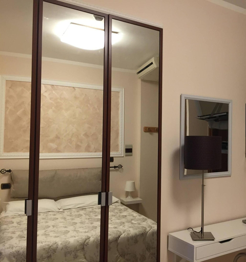 Bathroom 5, Hotel Martin, Torino
