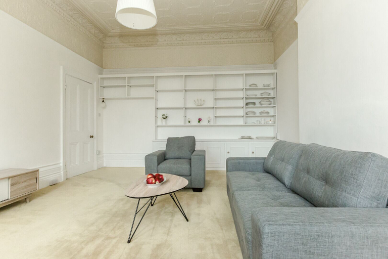 Others 4, Spacious 1BR Period Apartment Hampstead, London
