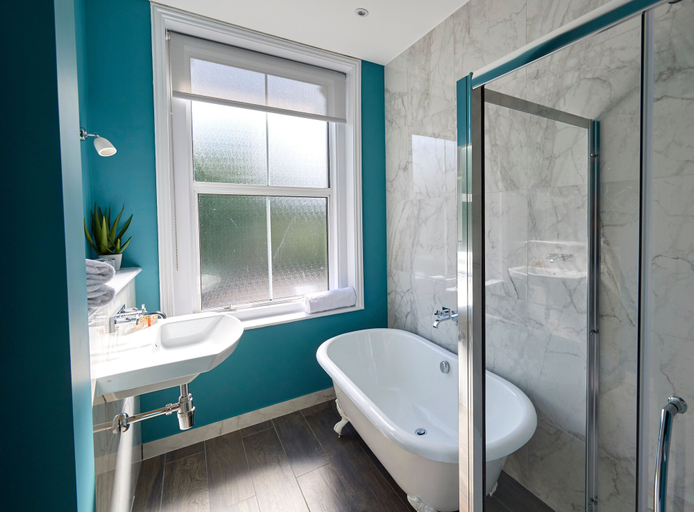 Bathroom 4, The Lodge Hotel - Putney, London