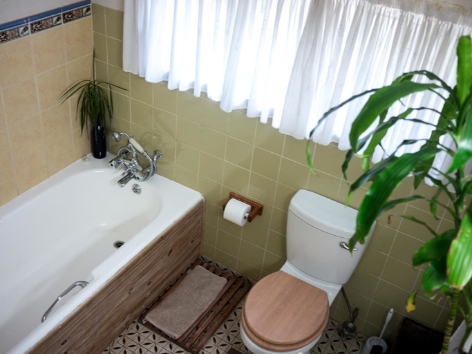 Bathroom 4, Africa's Eden Guesthouse, Umgungundlovu