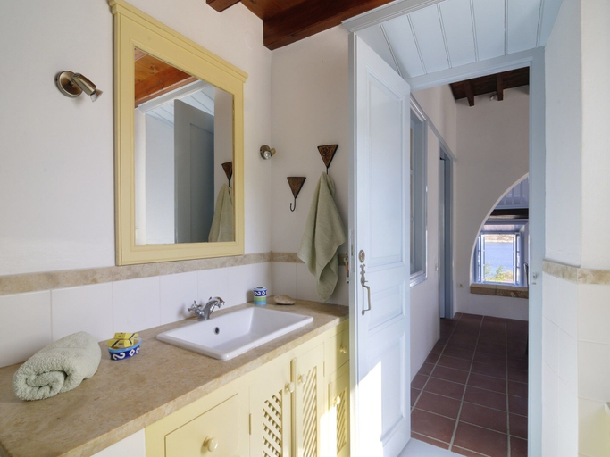 Bathroom 4, Onar, South Aegean