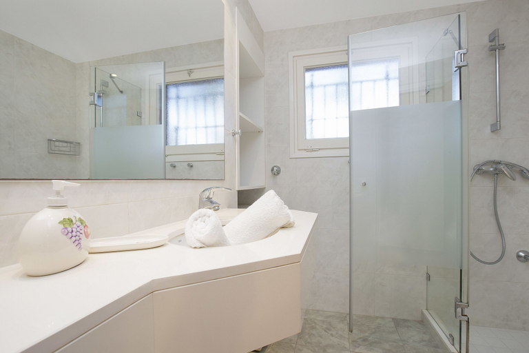 Bathroom, Villa Can Benet 1º, Girona