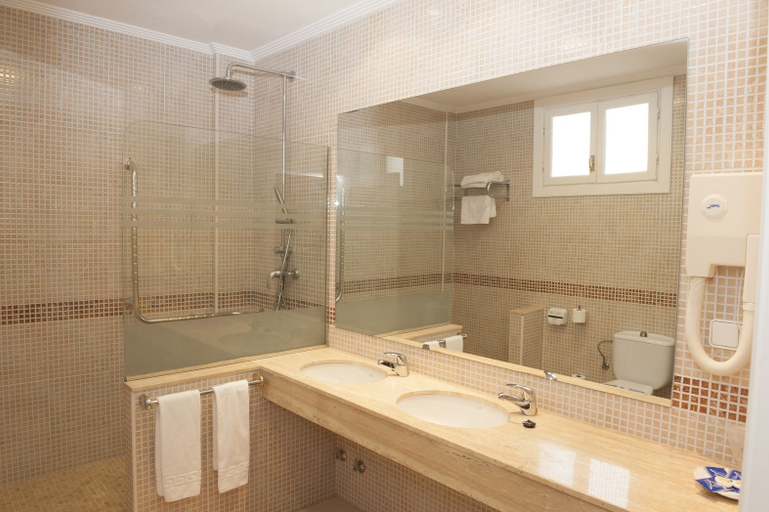 Bathroom 4, Lloyds Beach Club Aparthotel, Alicante