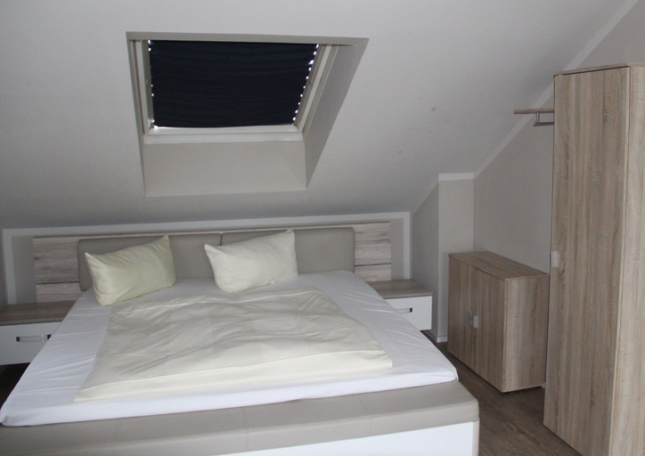 Bedroom 4, Check Inn Hotel, Saalekreis