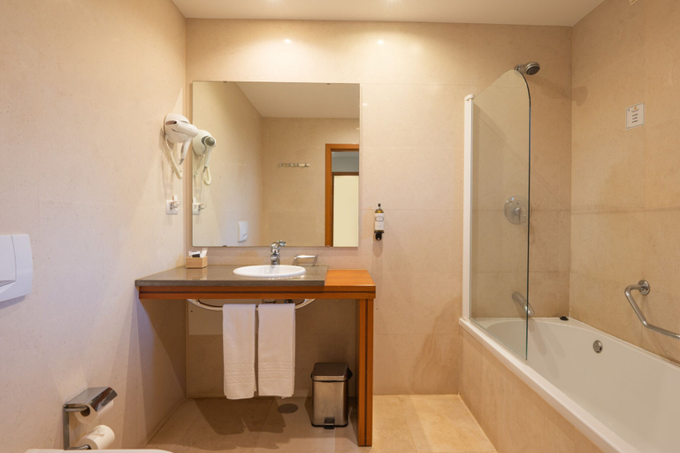 Bathroom 5, Vila Luz, Lagos