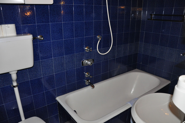 Bathroom 4, Liberty Malé, Trento