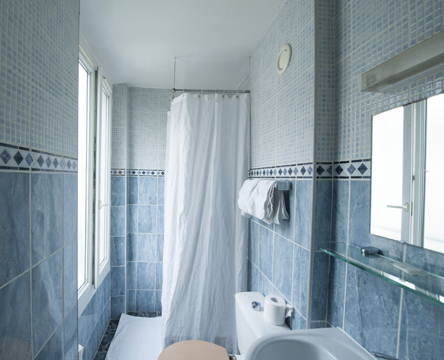 Bathroom 4, Hôtel Du Globe 18, Paris