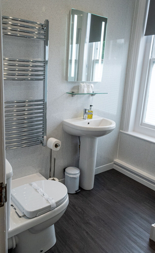 Bathroom 2, Beecroft Lodge, Torbay