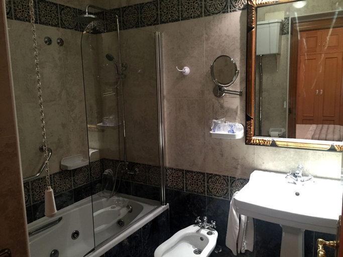 Bathroom 4, Hotel Juanito, Albacete