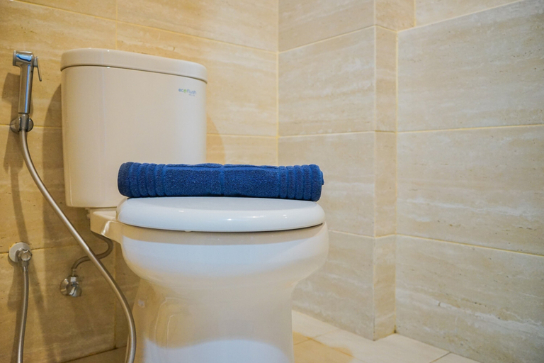 Bathroom 5, Minimalist and Comfy Studio Springwood Apartment By Travelio, Tangerang