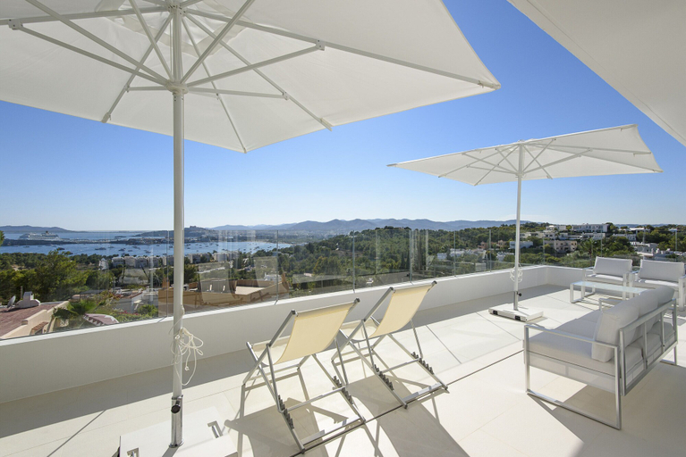 Others 5, Villa Triple X, Baleares