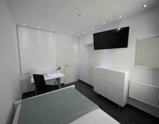 Bedroom 5, Hotel am Rosenplatz 24-hour check-in, free parking, guest kitchen, Gifhorn