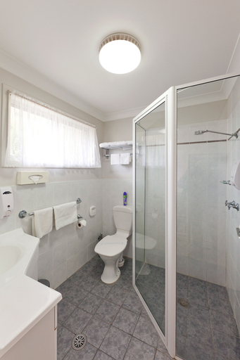 Bathroom 3, Abraham Lincoln Motel, Tamworth Regional - Pt A