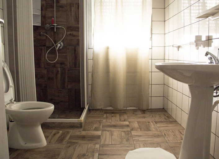 Bathroom 5, Cozzo Spadaro B&B, Syracuse