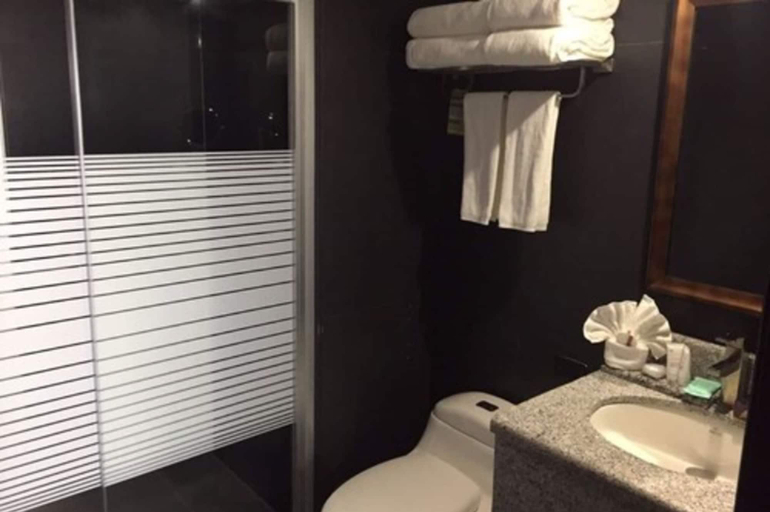 Bathroom 5, Wyndham Manta Sail Plaza Hotel & Convention Center, Manta