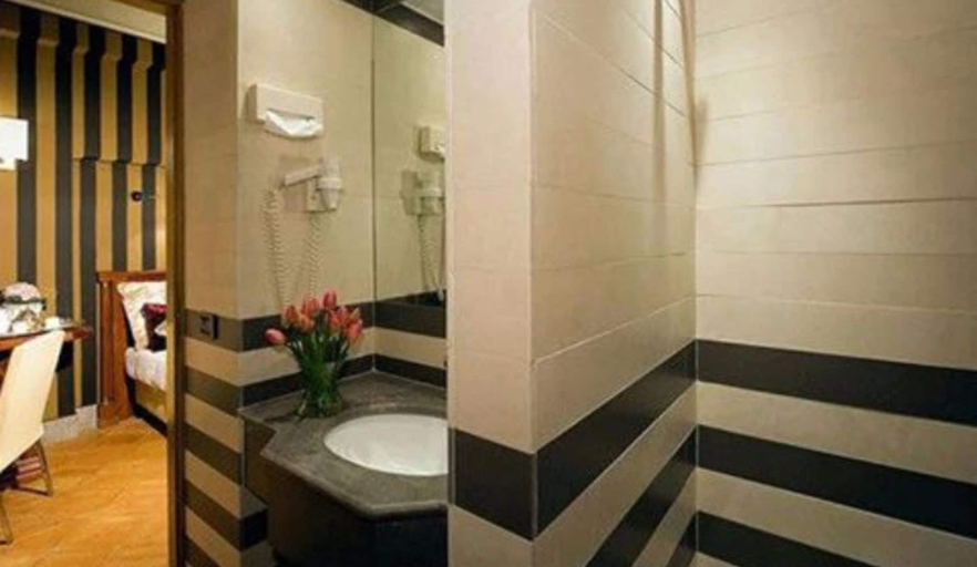 Bathroom 4, Hotel Duca d'Alba, Rome
