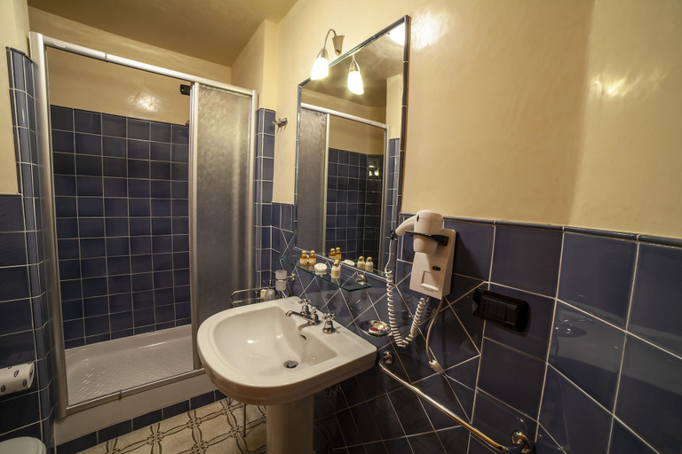 Bathroom 4, Villa Moorings, Lucca