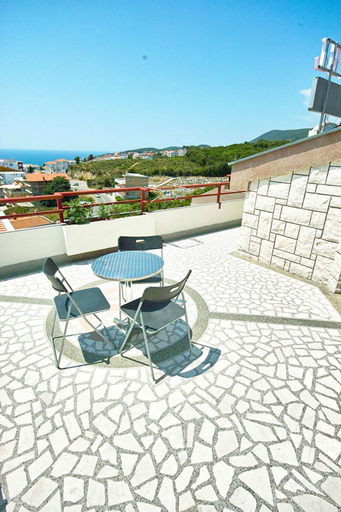 Others 5, Hotel Kleopatra