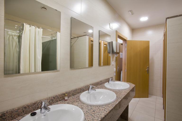 Bathroom 5, Albergue Albas - Hostel, La Rioja