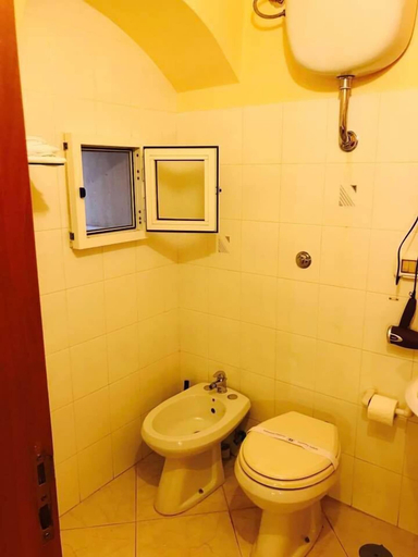 Bathroom 4, Room Economy, Bari