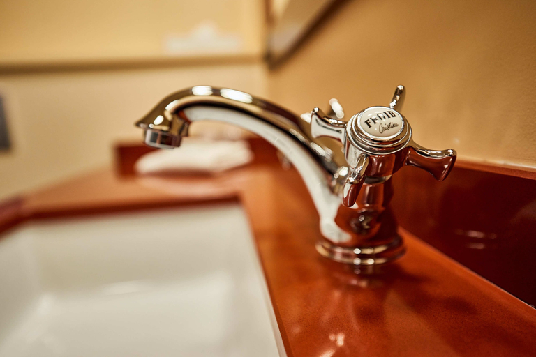 Bathroom 5, Disney Hotel Cheyenne, Seine-et-Marne