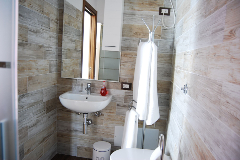 Bathroom 5, Dani's House, Cagliari
