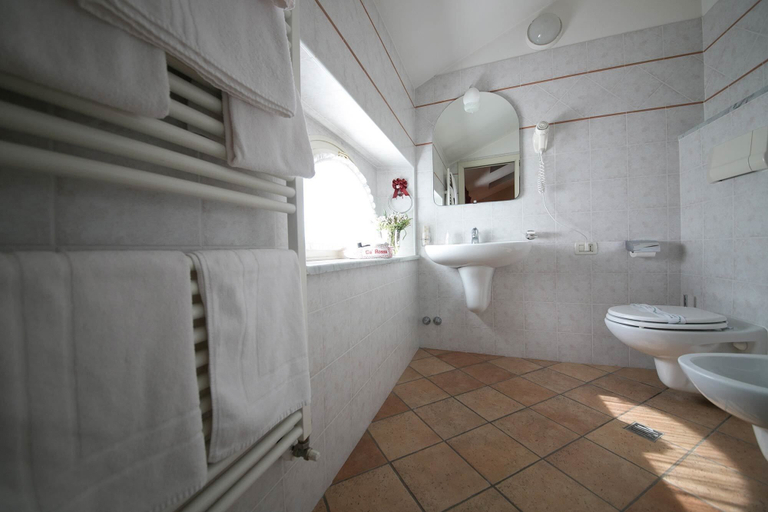 Bathroom 4, Locanda Ca' Rossa, Cremona