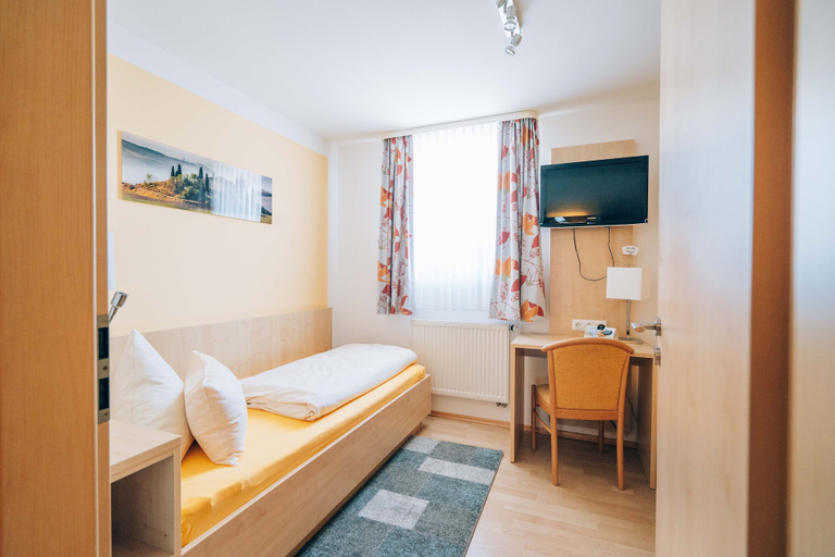 Bedroom 2, Hotel Abenstal, Freising