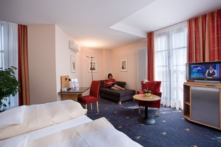 Bedroom 3, Hotel Theresientor, Straubing