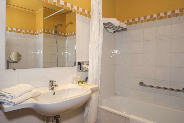 Bathroom 4, Hôtel du Beffroi, Nord