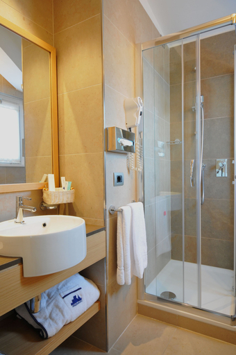 Bathroom 5, Hotel Sirmione Terme, Brescia