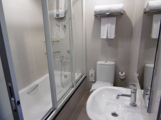 Bathroom 3, The Green Bells New Petchburi, Wattana
