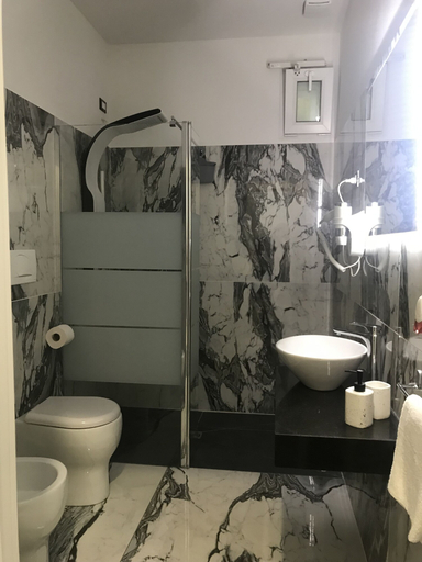 Bathroom 4, Garda Relais Luna Blu, Verona