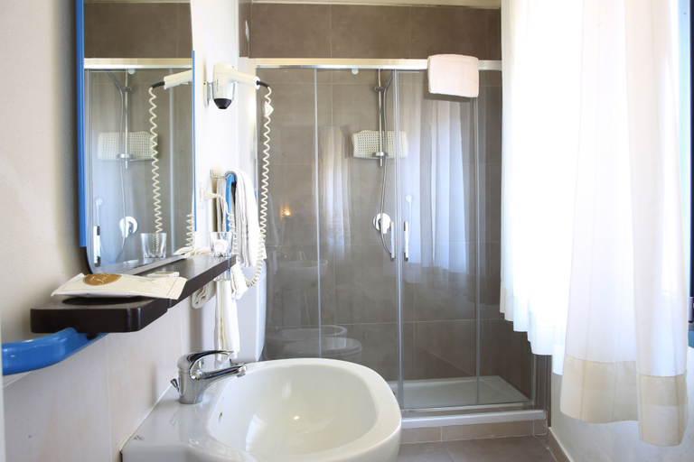 Bathroom 4, Hotel Nuovo Savi, Pistoia
